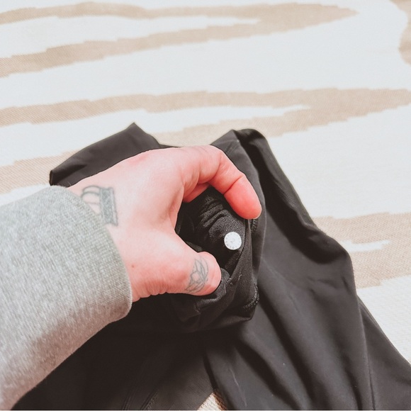 ❌SOLD❌Lululemon cross mesh style legging size 2 - Picture 9 of 10